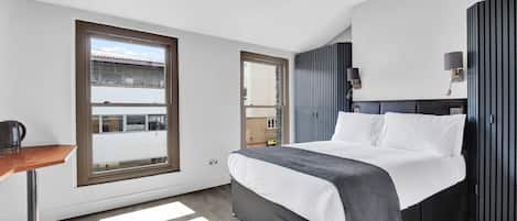 Työpöytä, silitysrauta/-lauta, Wi-Fi, vuodevaatteet