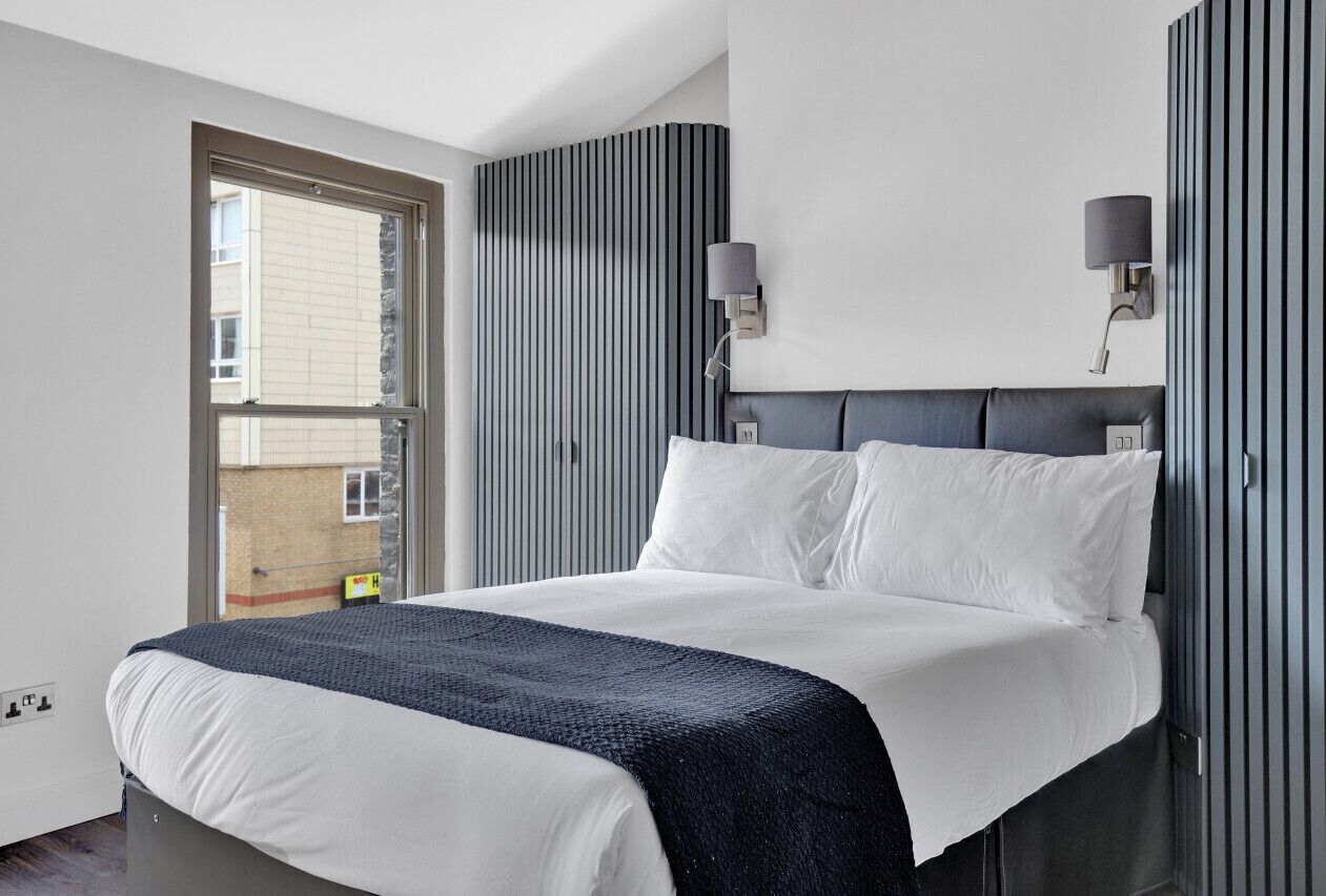 Desk, iron/ironing board, WiFi, bed sheets