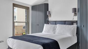 Desk, iron/ironing board, WiFi, bed sheets