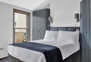 Desk, iron/ironing board, WiFi, bed sheets - Modern Studio Apartment Close to Central London (Greater London)