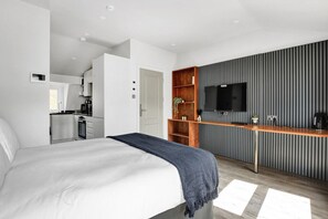 Desk, iron/ironing board, WiFi, bed sheets - Modern Studio Apartment Near Central (Greater London)