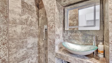 Een haardroger, handdoeken