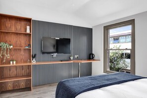 Desk, iron/ironing board, WiFi, bed sheets - Modern Studio Apartment Near Central (Greater London)