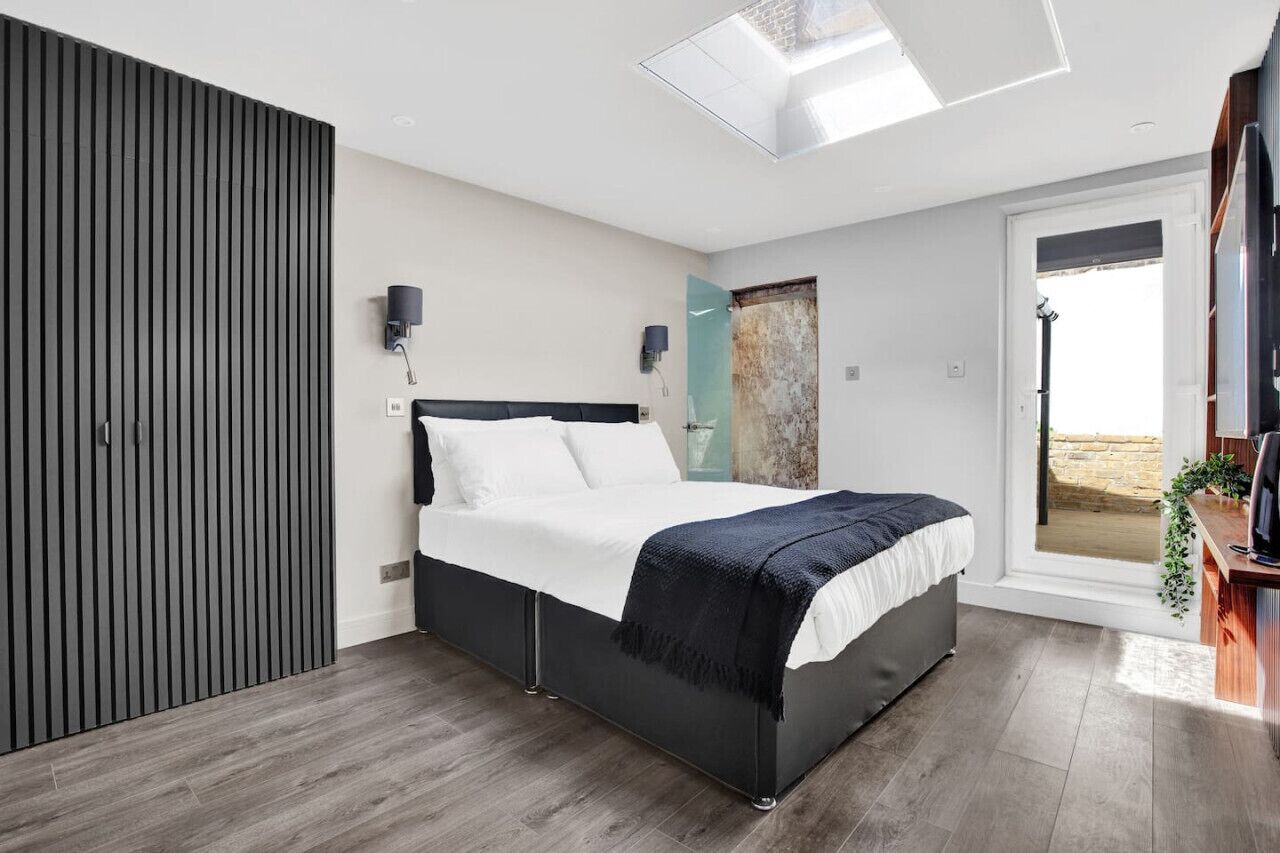 1 makuuhuone, työpöytä, silitysrauta/-lauta, Wi-Fi