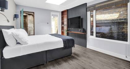 Spacious Studio Apartment with Patio near Central