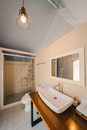 Perlengkapan mandi gratis, pengering rambut, dan sandal