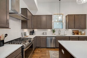 冷蔵庫、電子レンジ、オーブン、コンロ