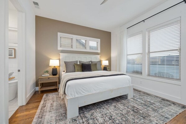 3 室のベッドルーム、デスク、アイロン / アイロン台、旅行用ベビーベッド