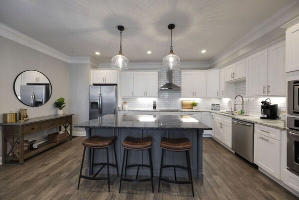 冷蔵庫、電子レンジ、オーブン、コンロ