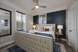 3 soverom, skrivebord, strykejern/-brett og reiseseng for barn