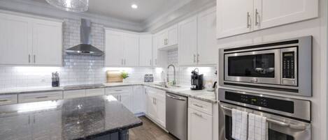 Køleskab, mikrobølgeovn, ovn, kogeplade