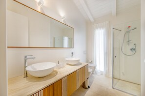 Douche, sèche-cheveux, bidet, serviettes fournies