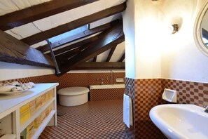 Douche, bidet, serviettes fournies, papier toilette