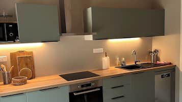 Réfrigérateur, micro-ondes, four, plaque de cuisson