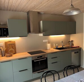 Kühlschrank, Mikrowelle, Ofen, Herdplatte