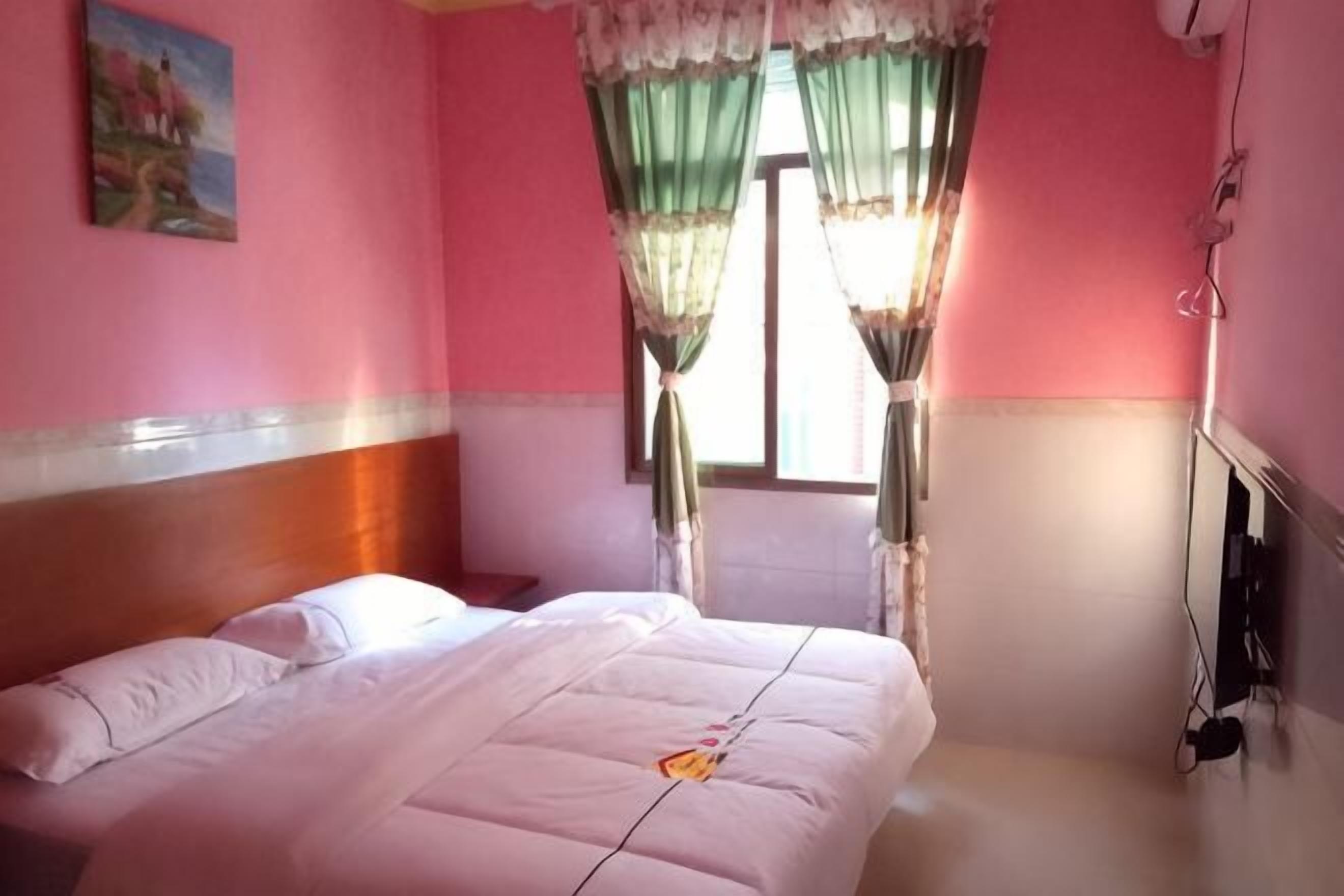Quarto com cama, cortinas, um quadro e uma janela.