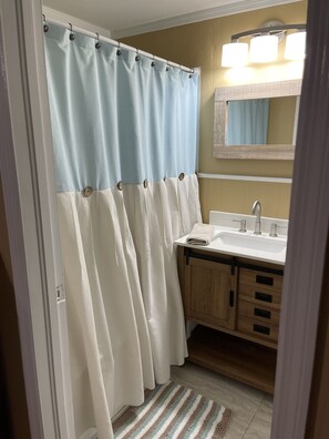 Toallas, jabón, shampoo, papel de baño