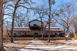 Exterior - Lakeview Group Getaway Sleeps 18
(Pottsboro)