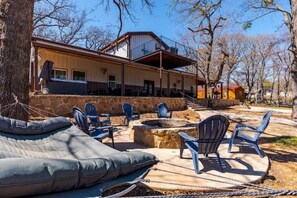 Terrace/patio - Lakeview Group Getaway Sleeps 18
(Pottsboro)