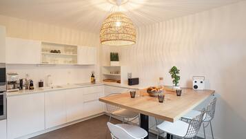 Een koelkast, een microgolfoven, een oven, een vaatwasser