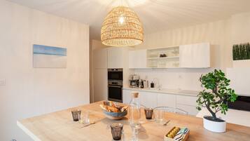 Een koelkast, een microgolfoven, een oven, een vaatwasser