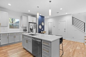 Fridge, microwave, oven, stovetop - EastNash Townhome W Rooftop Minutes From Broadway (Nashville)