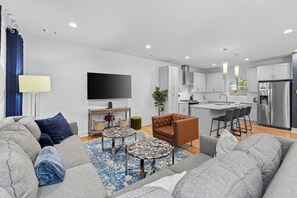 TV - EastNash Townhome W Rooftop Minutes From Broadway (Nashville)