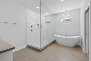 Douche, sèche-cheveux, shampoing
