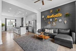 TV, ping pong - Luxury Three Story East Nashville Townhouse (Nashville)