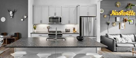 Kühlschrank, Mikrowelle, Ofen, Herdplatte