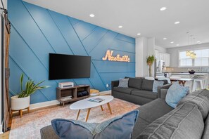 Een televisie en een tafeltennistafel