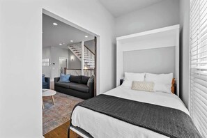 3 Schlafzimmer, Schreibtisch, Bügeleisen/Bügelbrett, WLAN