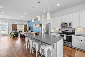 Een koelkast, een magnetron, een oven, een kookplaat