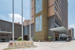 Um hotel com fachada moderna, janelas amplas e entrada imponente.