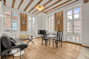 TV - Mess d'Yvonne - 45m² en plein cœur de Toulouse (Toulouse)