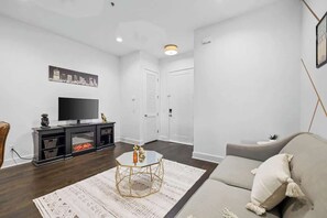 TV, offices - Lofts At 30th-Nashville Charm -In West End (Nashville)