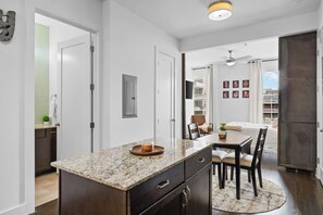 1 chambre, fer et planche à repasser, Wi-Fi, draps fournis