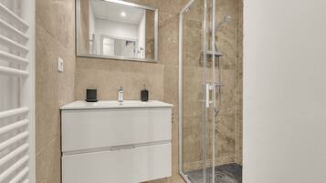 SĂšche-cheveux, serviettes fournies