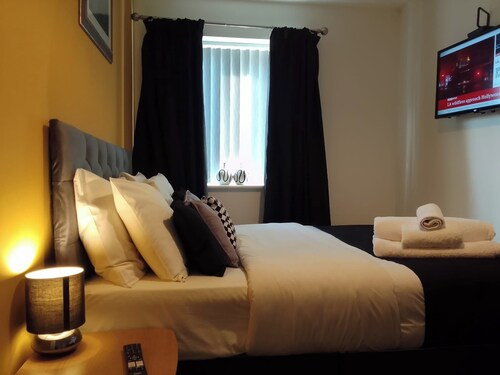 4 Bed Flat - Sleeps 10 - Pets - Parking - Wifi