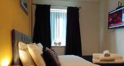 4 Bed Flat - Sleeps 10 - Pets - Parking - Wifi