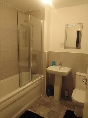 Apartamento | Baño | Ducha, toallas y papel higiénico