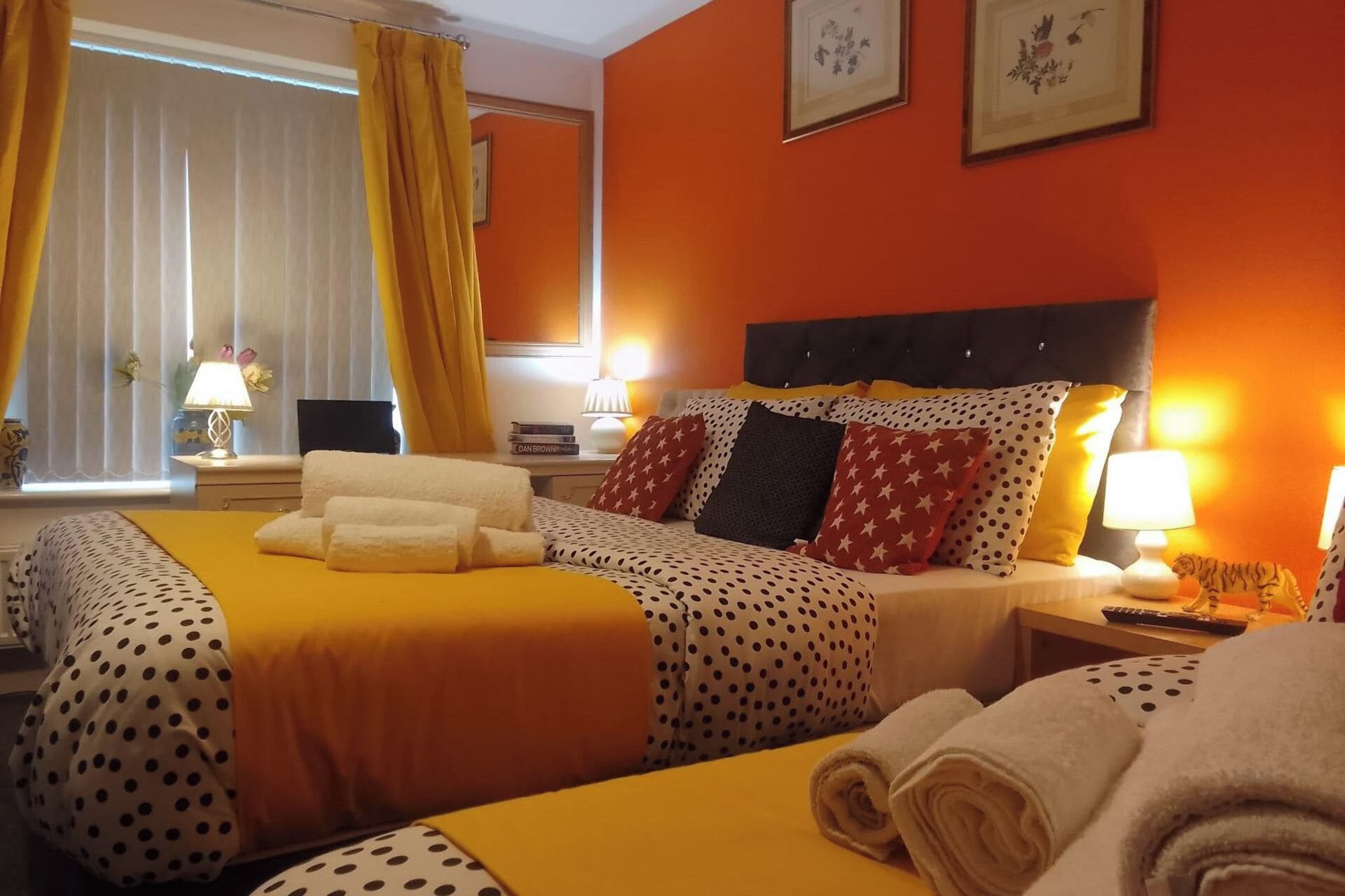 4 室のベッ ドルーム、WiFi (無料)、ベッドシーツ