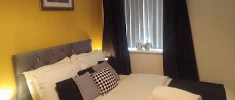 4 bedrooms, iron/ironing board, free WiFi, bed sheets