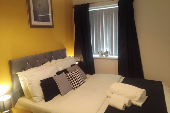 4 bedrooms, iron/ironing board, free WiFi, bed sheets - Apartment Sleeps 10 - Pets, Parking, Ev Charging (Walsall)