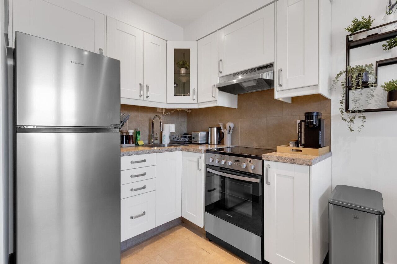 Een koelkast, een microgolfoven, een oven, een kookplaat