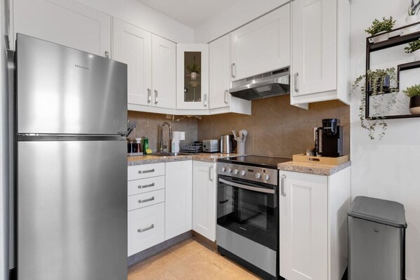 Kühlschrank, Mikrowelle, Ofen, Herdplatte