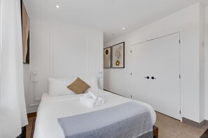 1 Schlafzimmer, Schreibtisch, Bügeleisen/Bügelbrett, Reisekinderbett