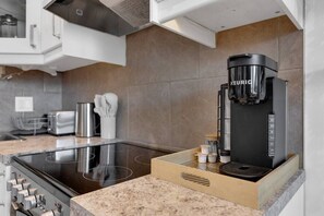 Fridge, microwave, oven, stovetop - The Speakeasy Suite 501 W/Parking (Montreal)