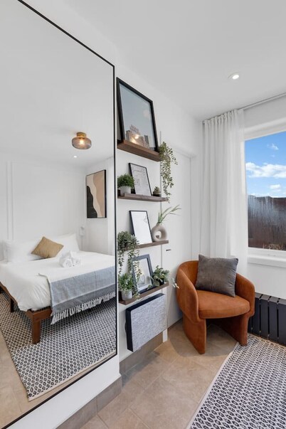 Downtown Montreal Speakeasy 501 | Balcony, Queen Bed, Sofa Bed, Parking & 65` TV