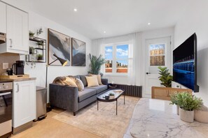 TV - The Speakeasy Suite 501 W/Parking (Montreal)